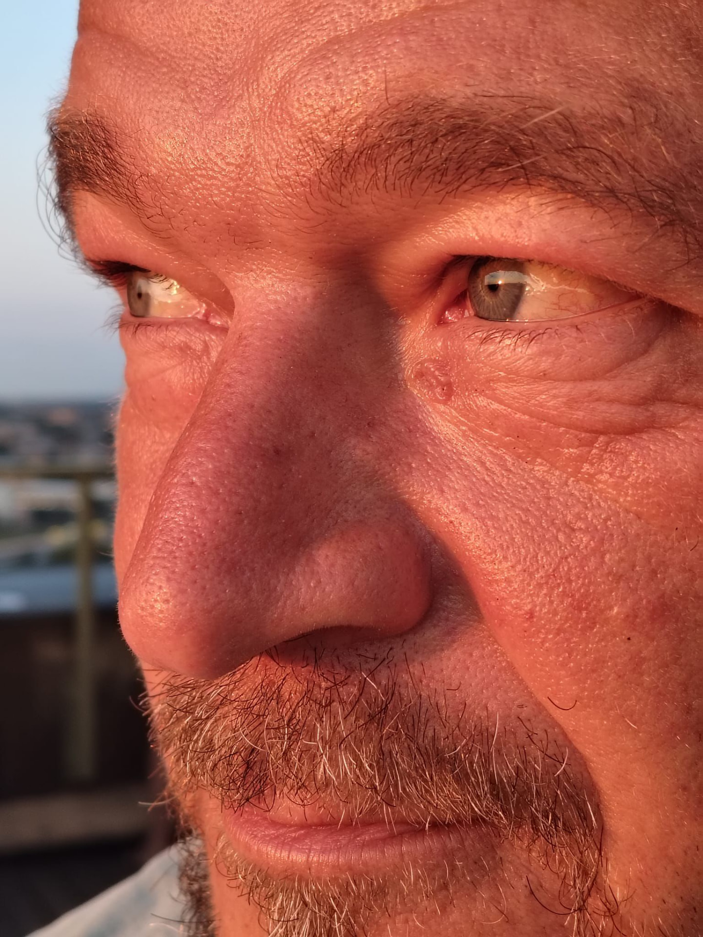 Antti Mikkosen lähikuva: molemmat silmät – riippuvuusluennoitsija työyhteisöille.